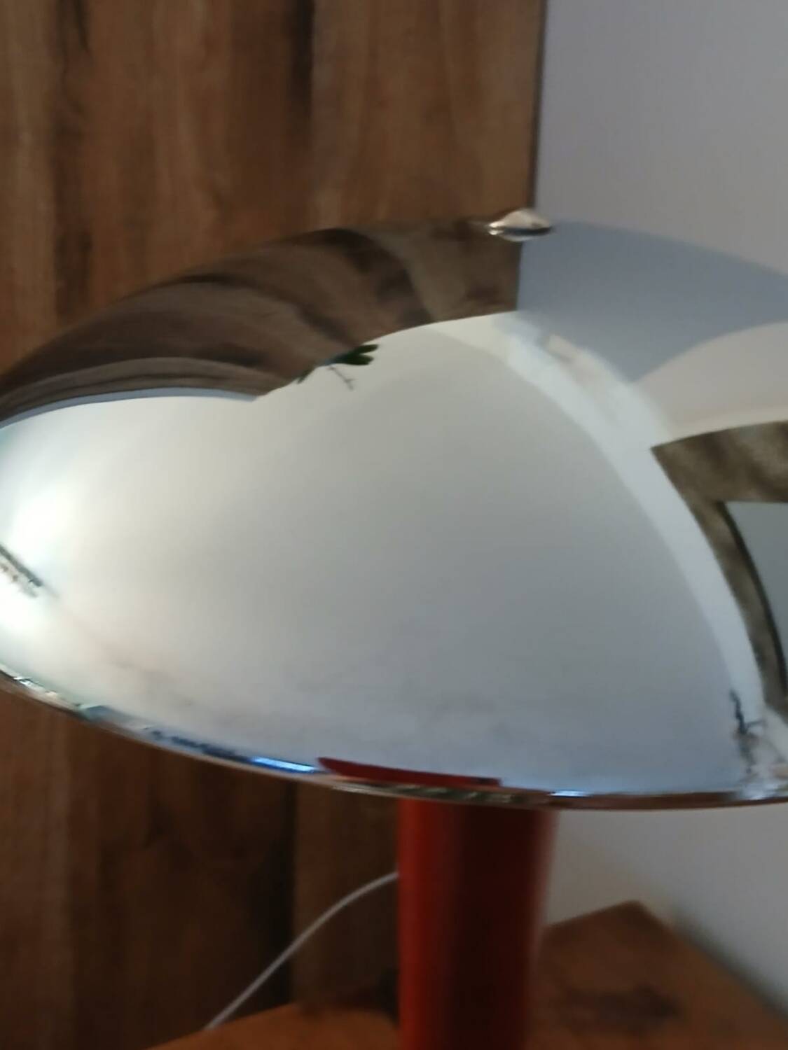 Mushroom lamp called "liner"