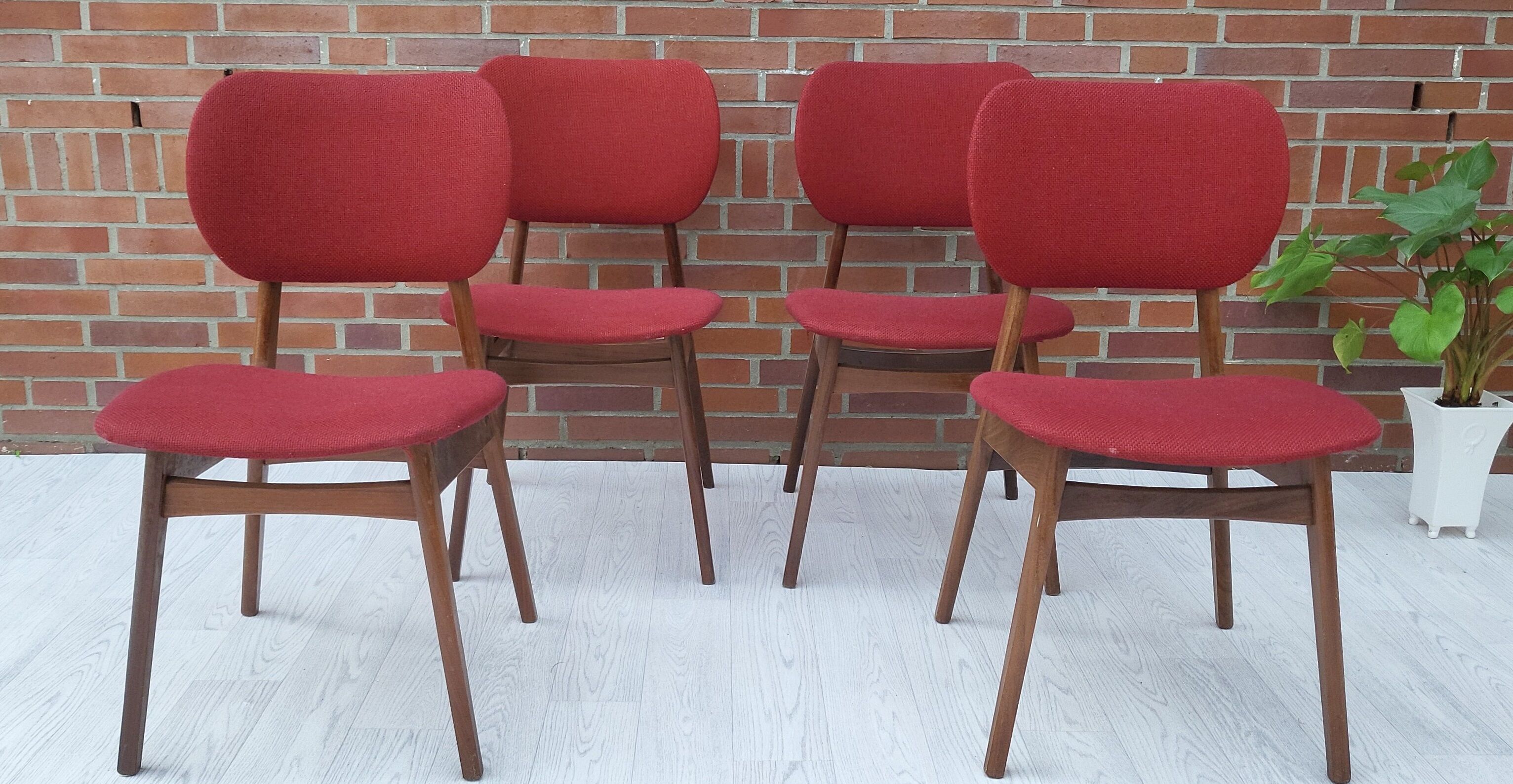 Lot of 4 middle century chairs