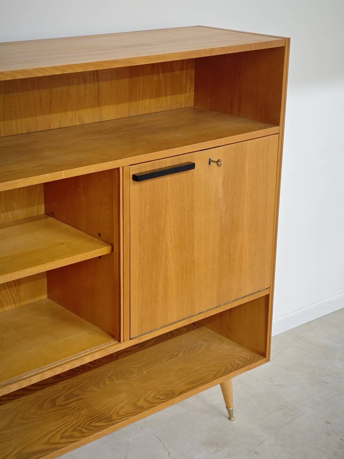 Buffet Vaisselier en bois blond Libena , ex Tchécoslovaquie 1970