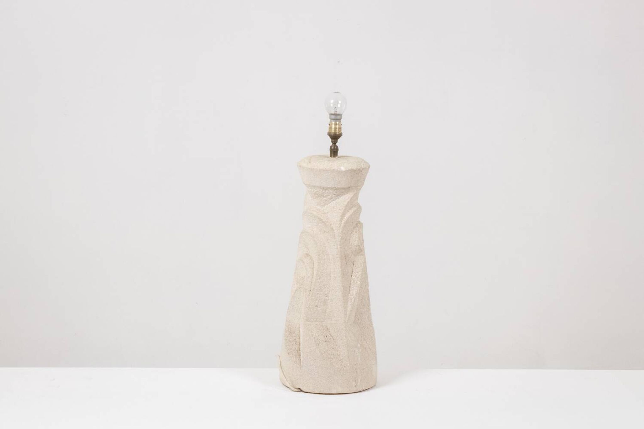 Lampe en pierre sculpté. Années 1970.