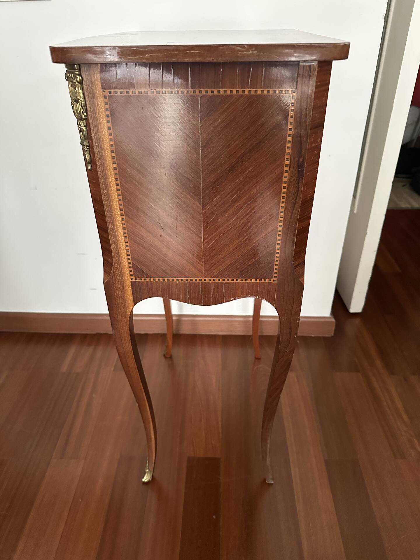 Small bedside table in marquetry in the Louis XV style.