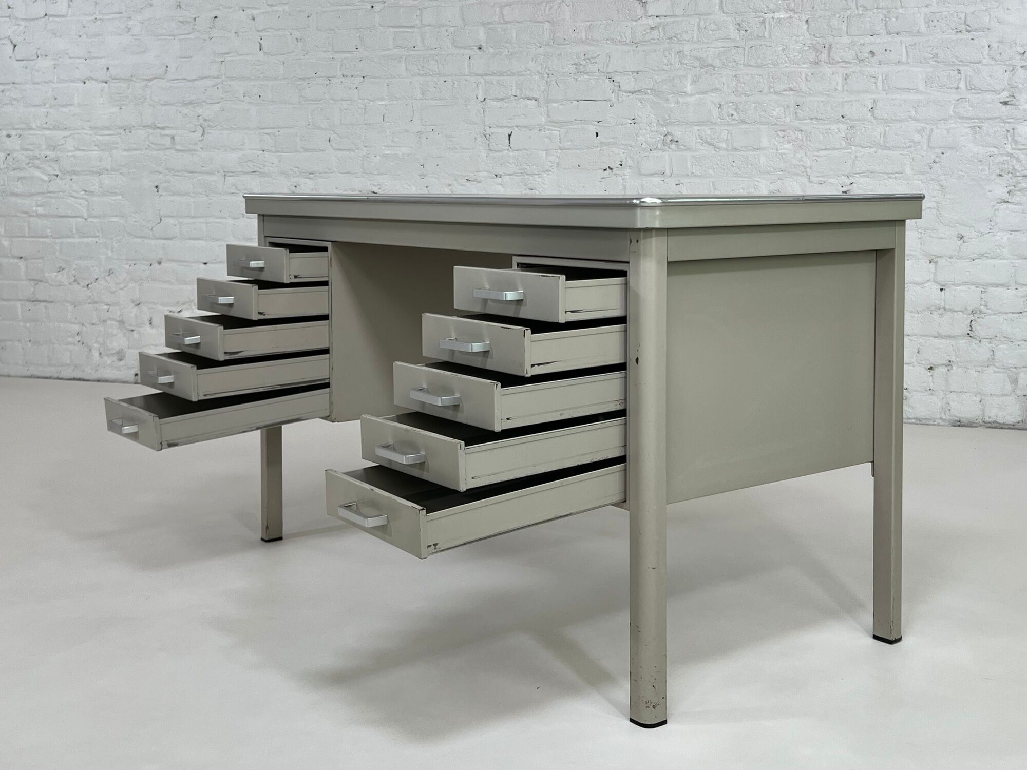 Office of the 50s in metal and industrial style