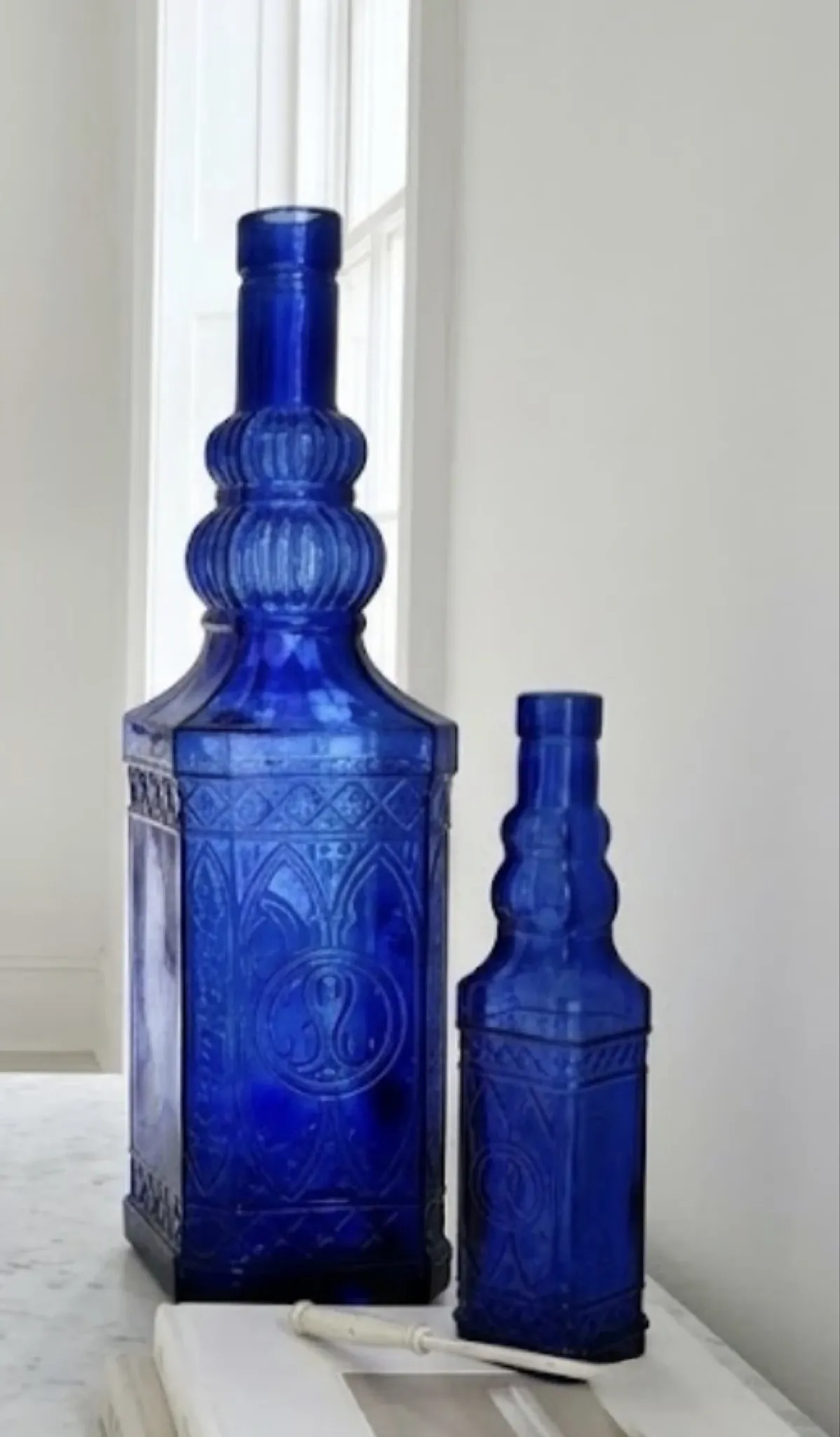 Duo de bouteilles en verre bleu cobalt
