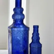 Duo de bouteilles en verre bleu cobalt