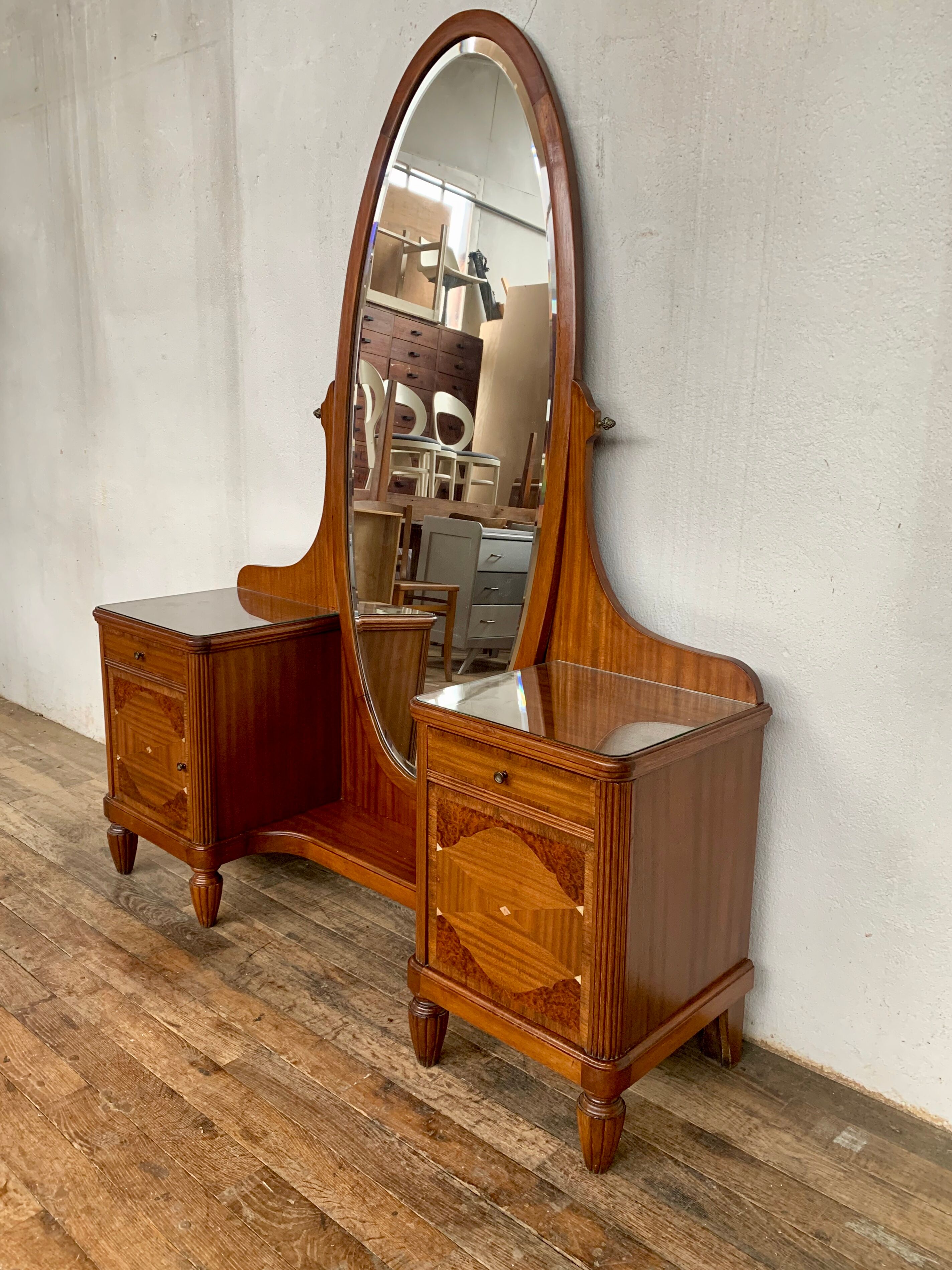 Hairdresser Art Deco styke from the early 20th century in mahogany with marquetry and mother-of-pear details