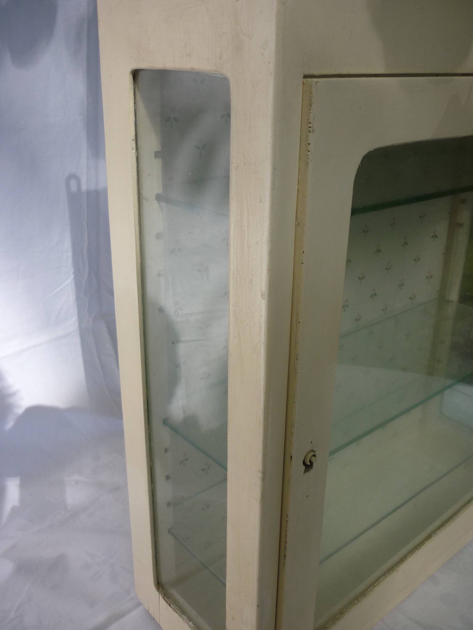 Medicine cabinet/glass toilet 1950