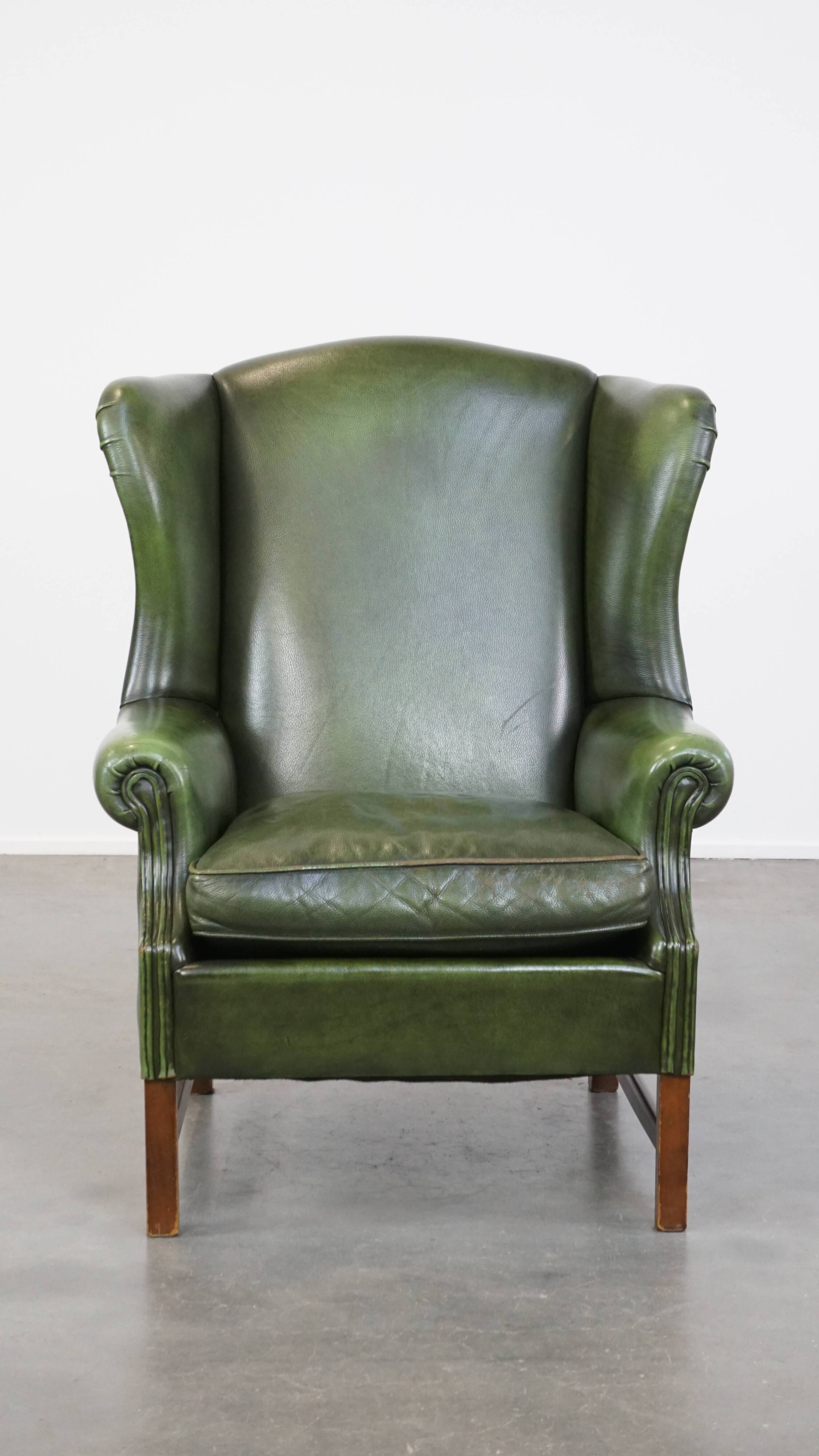 Fauteuil à oreilles Chesterfield anglais en cuir de vache vert avec une assise confortable