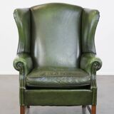 Fauteuil à oreilles Chesterfield anglais en cuir de vache vert avec une assise confortable