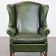 Fauteuil à oreilles Chesterfield anglais en cuir de vache vert avec une assise confortable