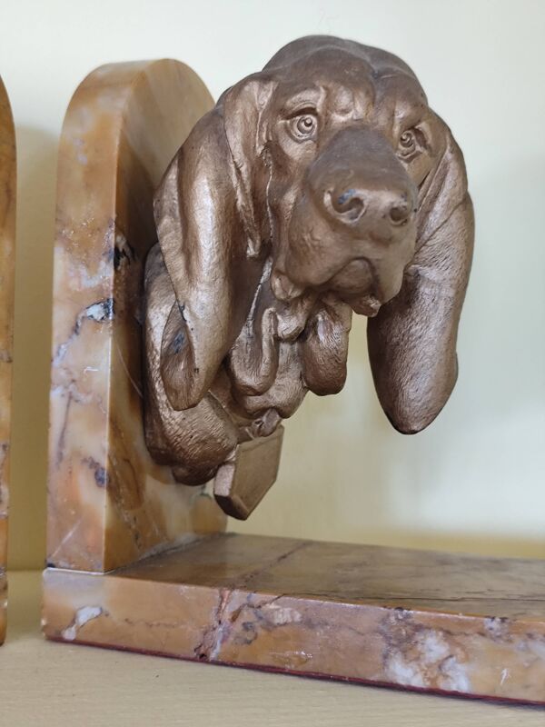 Paire de serres livres têtes de chiens en régule sur plaque de marbre, signé Lecourtier - sculptures