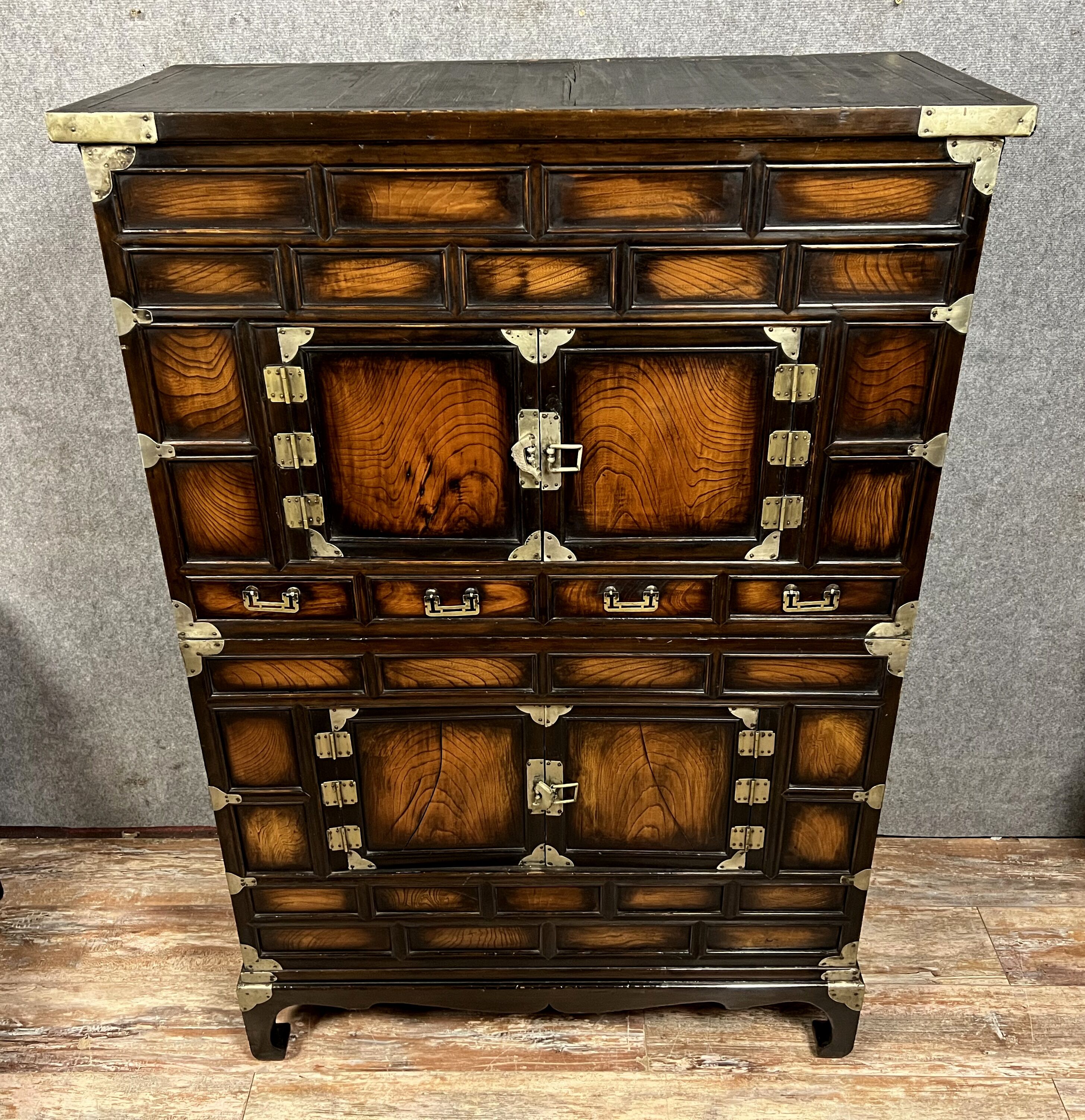 Cabinet japonisant en bois de fer et bronze doré époque XIXème