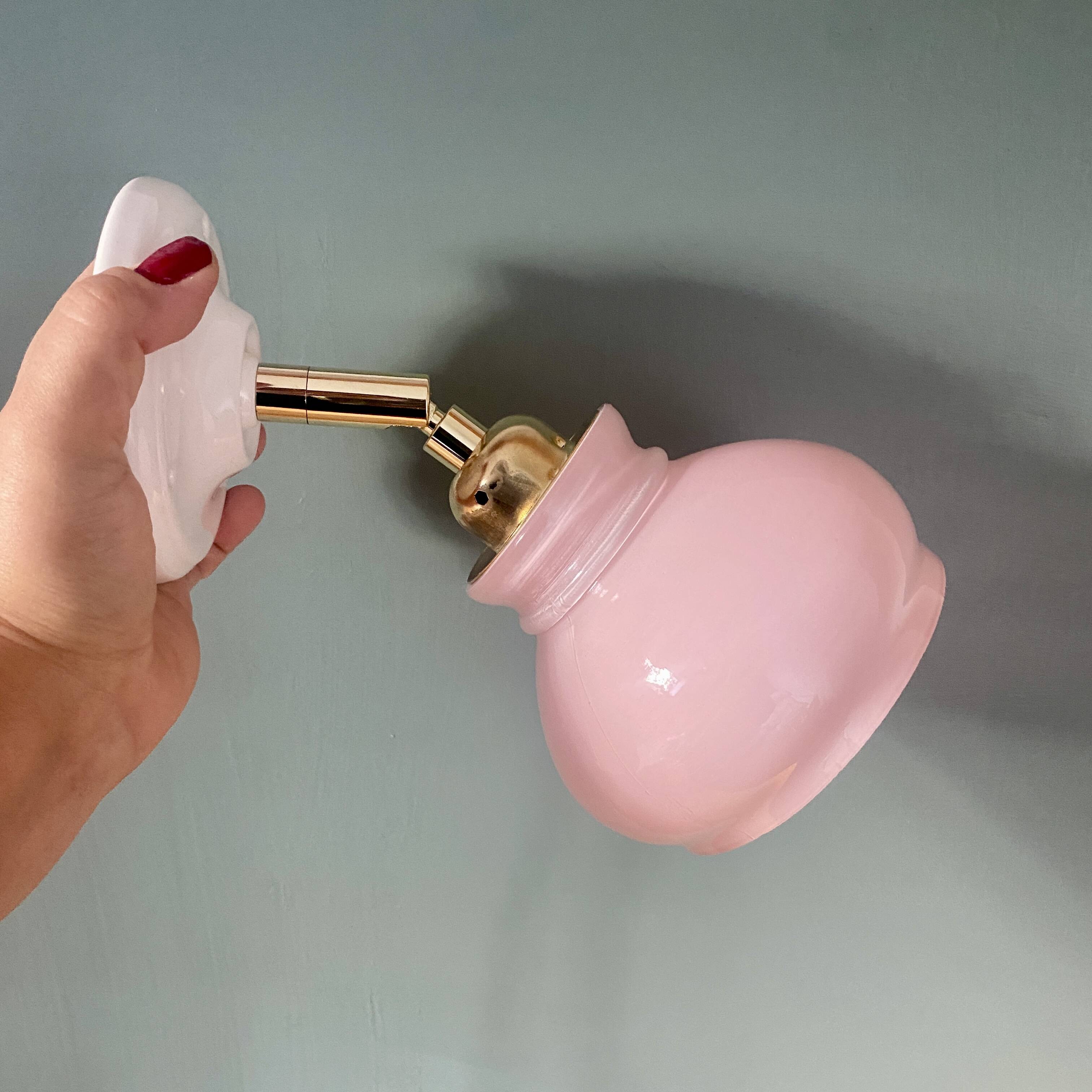 Applique abat-jour vintage en opaline rose.