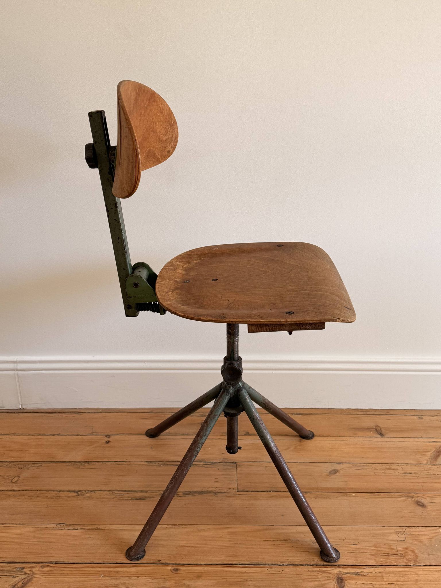 Set of 6 antique industrial workshop chairs in wood and metal.