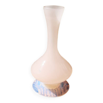 Petit vase en opaline rose