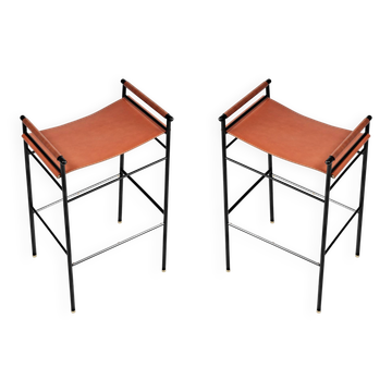 Pair of backless bar stools in tobacco and black.