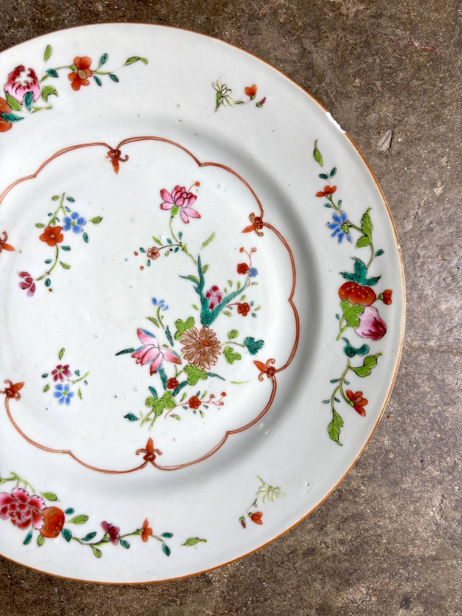 Flat plate from the Compagnie des Indes in hand-painted polychrome porcelain, 18th century.