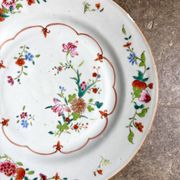 Flat plate from the Compagnie des Indes in hand-painted polychrome porcelain, 18th century.