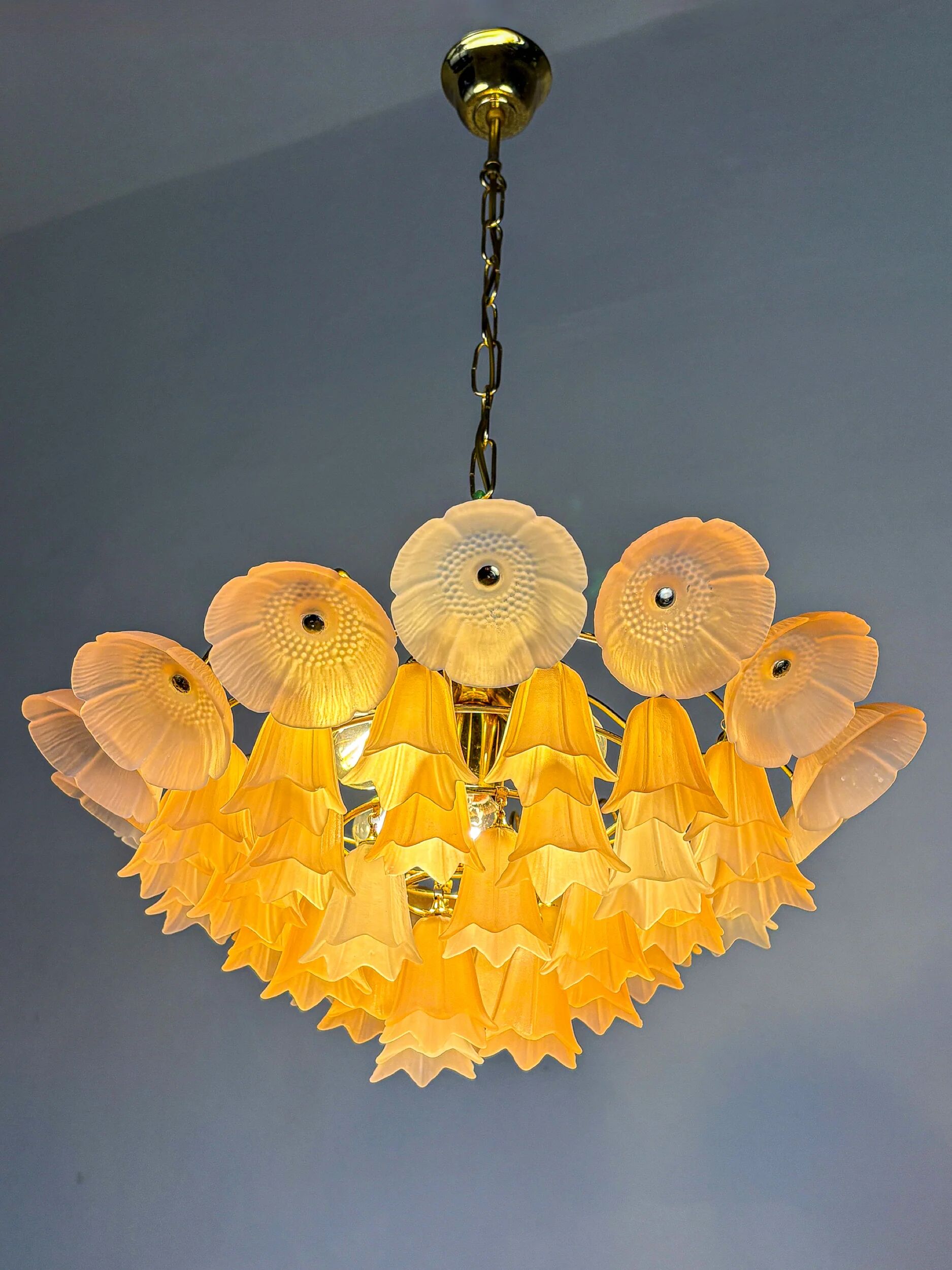 Bicolour 4-tier floral Murano glass chandelier, pink & white glass, Italy, 1970s