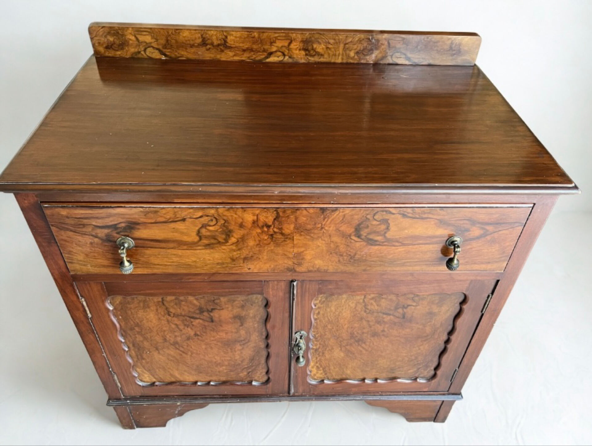 Commode ancienne en loupe de noyer – 1 tiroir et 2 portes