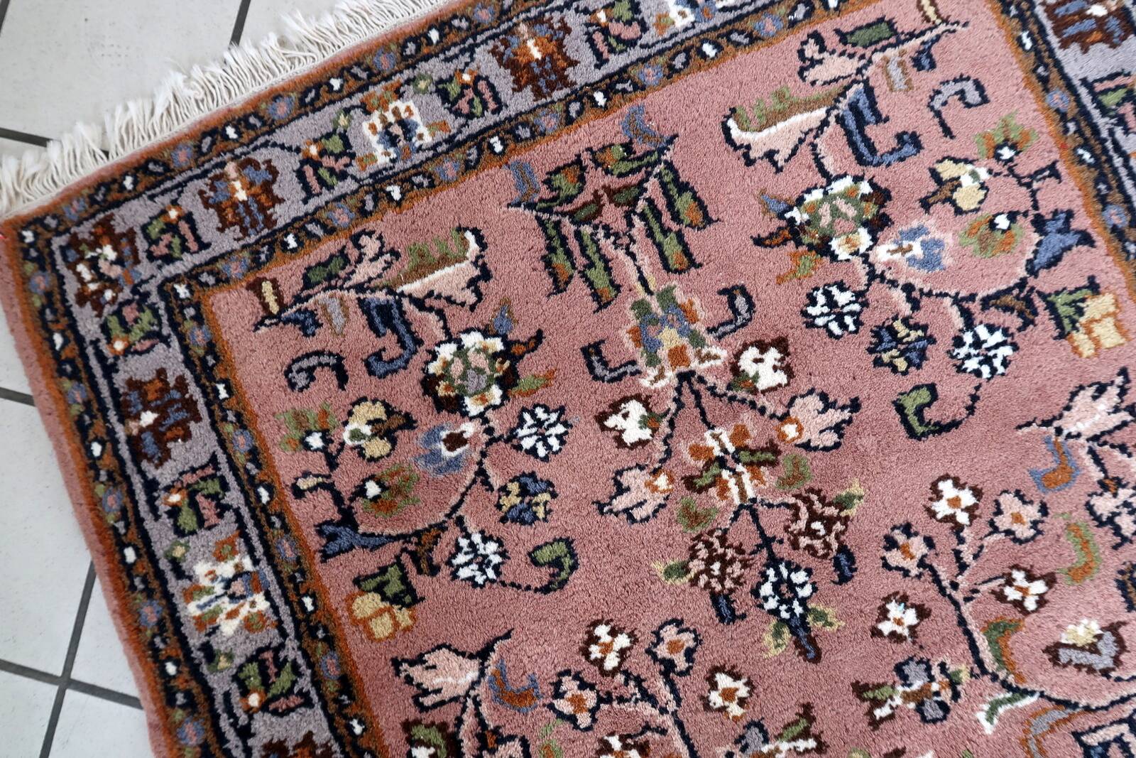 Tapis vintage Seraband à motifs floraux fait main