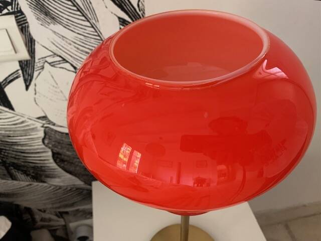 Lampe de table à poser réalisée avec un abat-jour vintage orange en verre et un pied doré