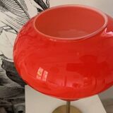Lampe de table à poser réalisée avec un abat-jour vintage orange en verre et un pied doré