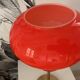 Lampe de table à poser réalisée avec un abat-jour vintage orange en verre et un pied doré