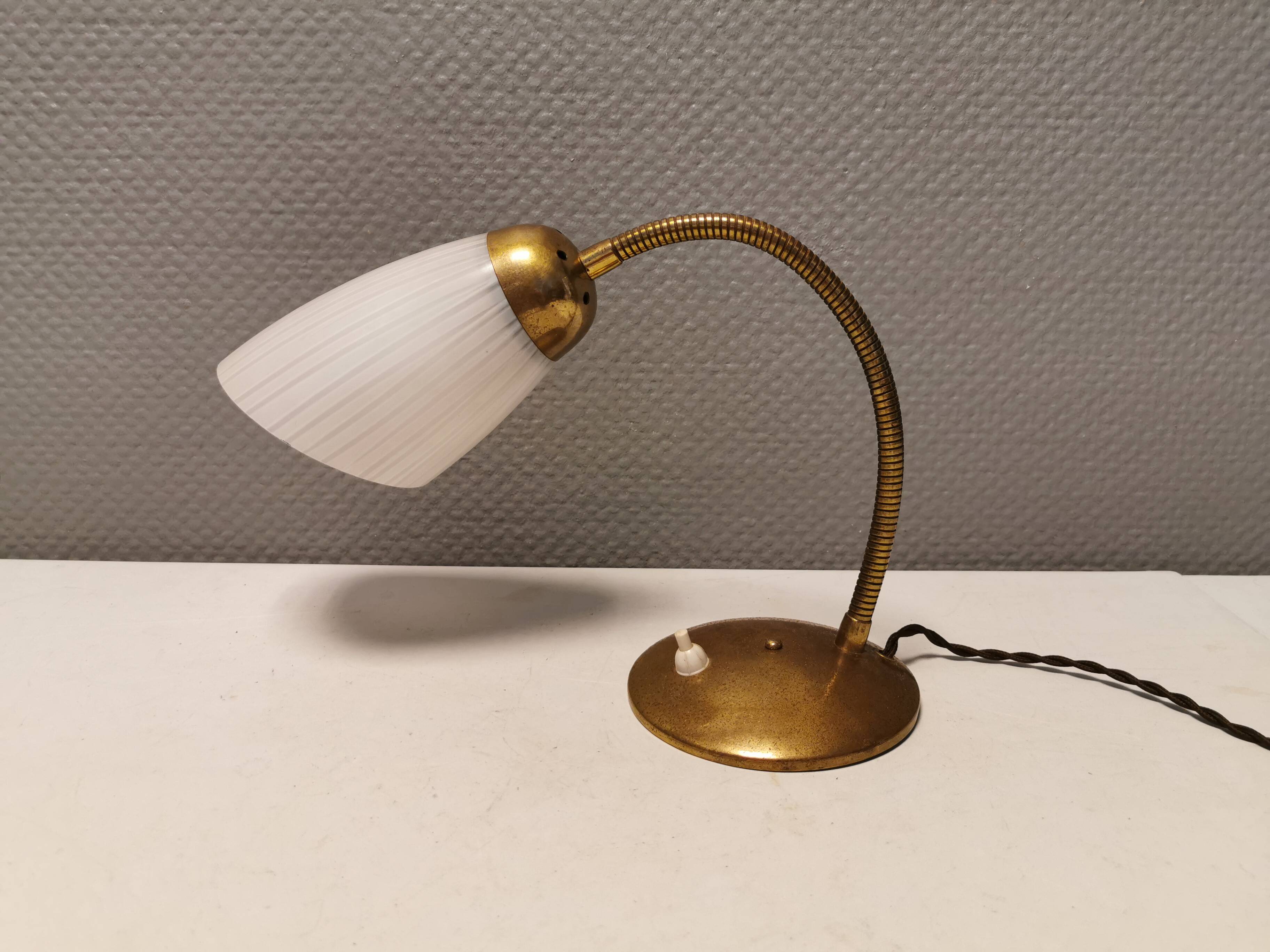 Lampe de table, estimée des années 1950-60. fabriquée en métal, laiton et verre.