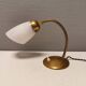 Lampe de table, estimée des années 1950-60. fabriquée en métal, laiton et verre.