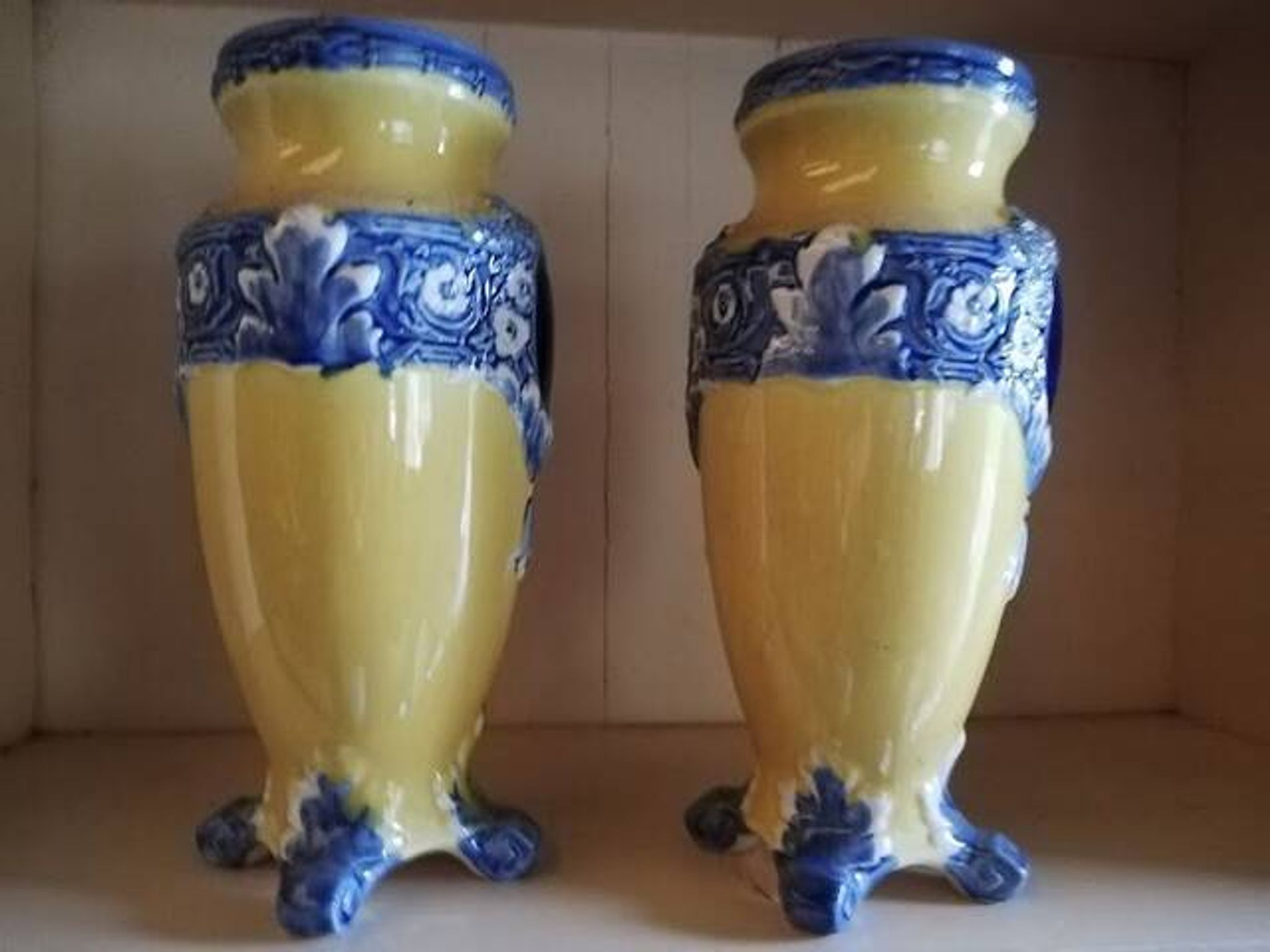 Paire de vases en barbotine