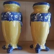 Paire de vases en barbotine