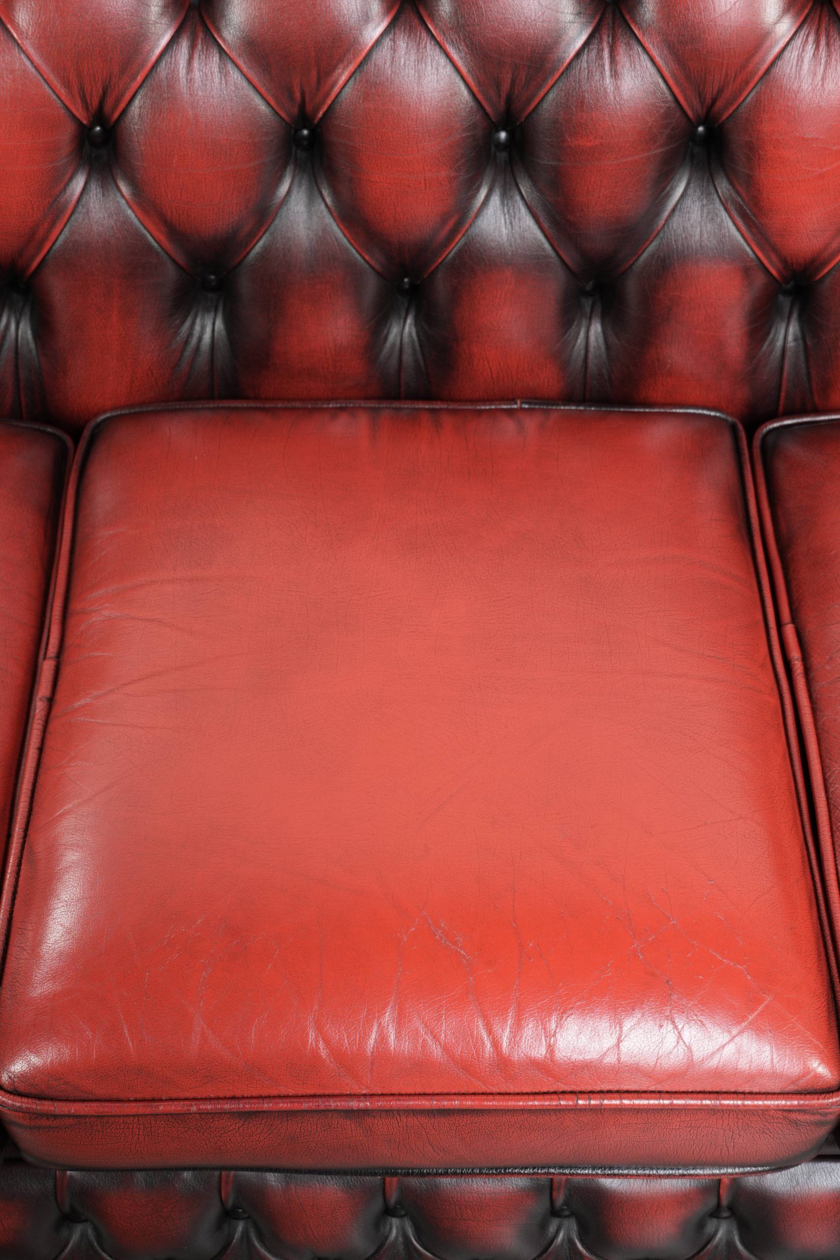 English chesterfield 2.5/3 seater sofa made of cowhide leather in red