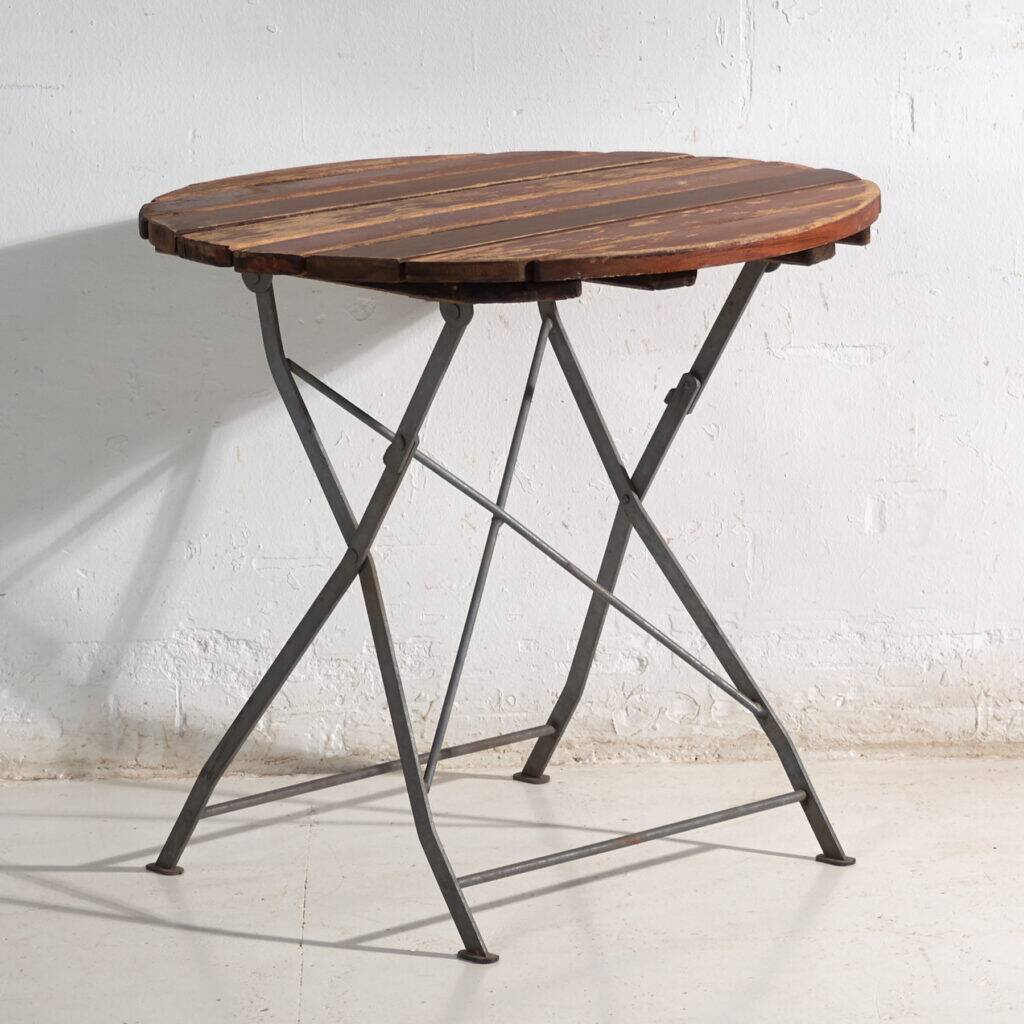 Table de jardin pliante ancienne en bois et fer – Europe centrale, vers 1950