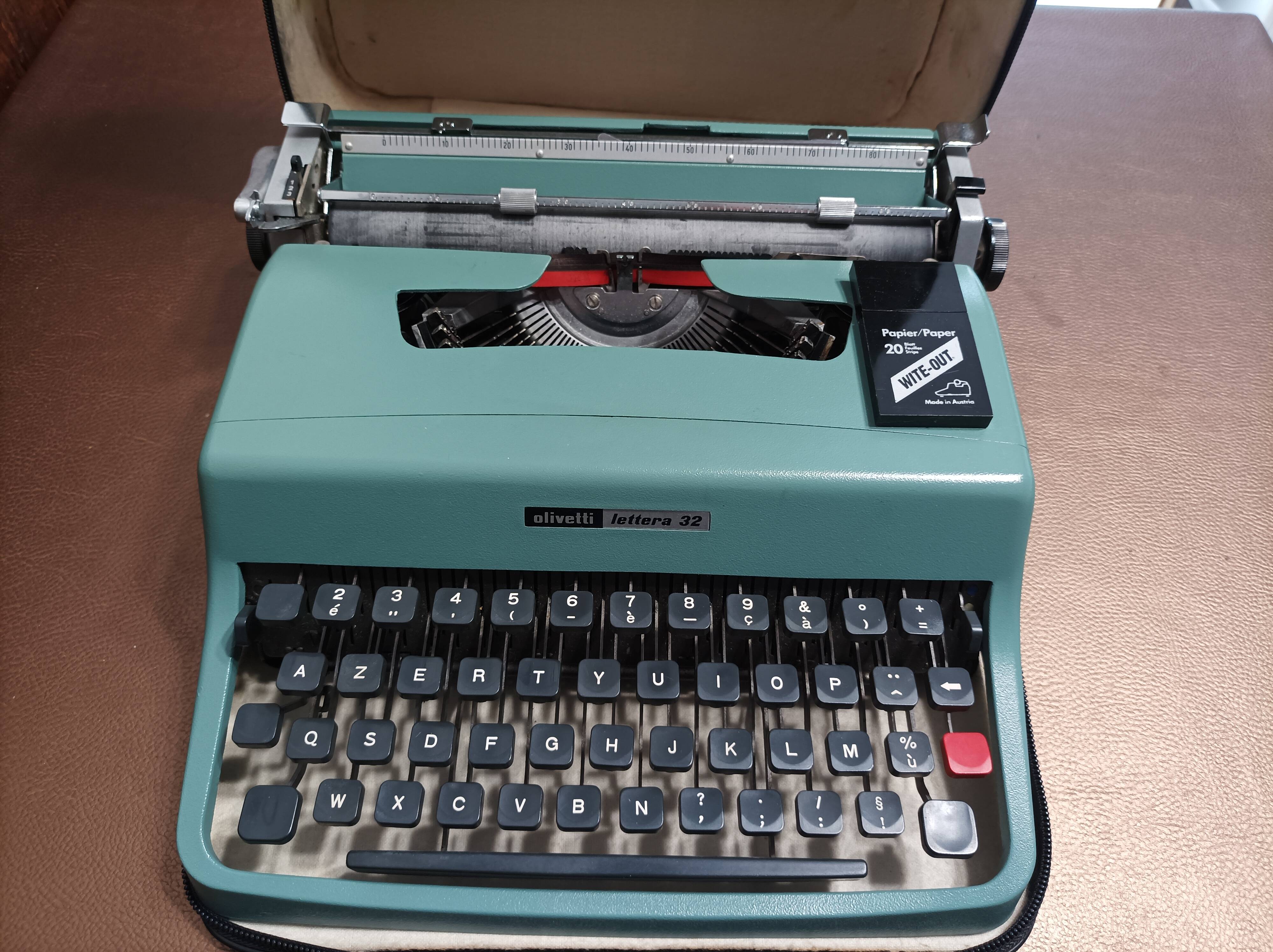 Olivetti lettera 32 green typewriting machine 1960s like new