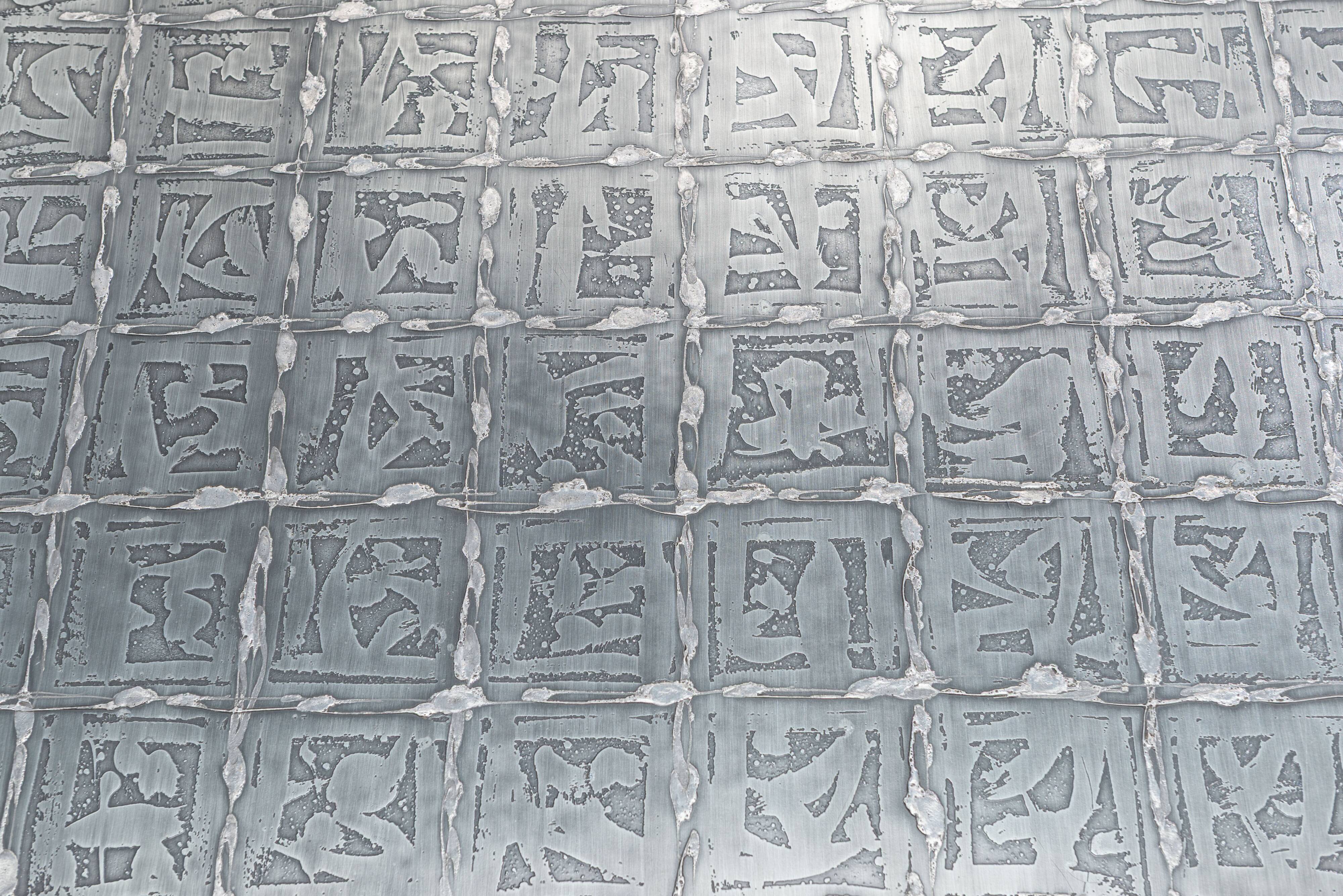 Table basse gravée par Bernhard Rohne
