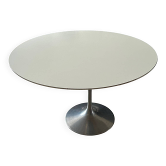 Knoll round table