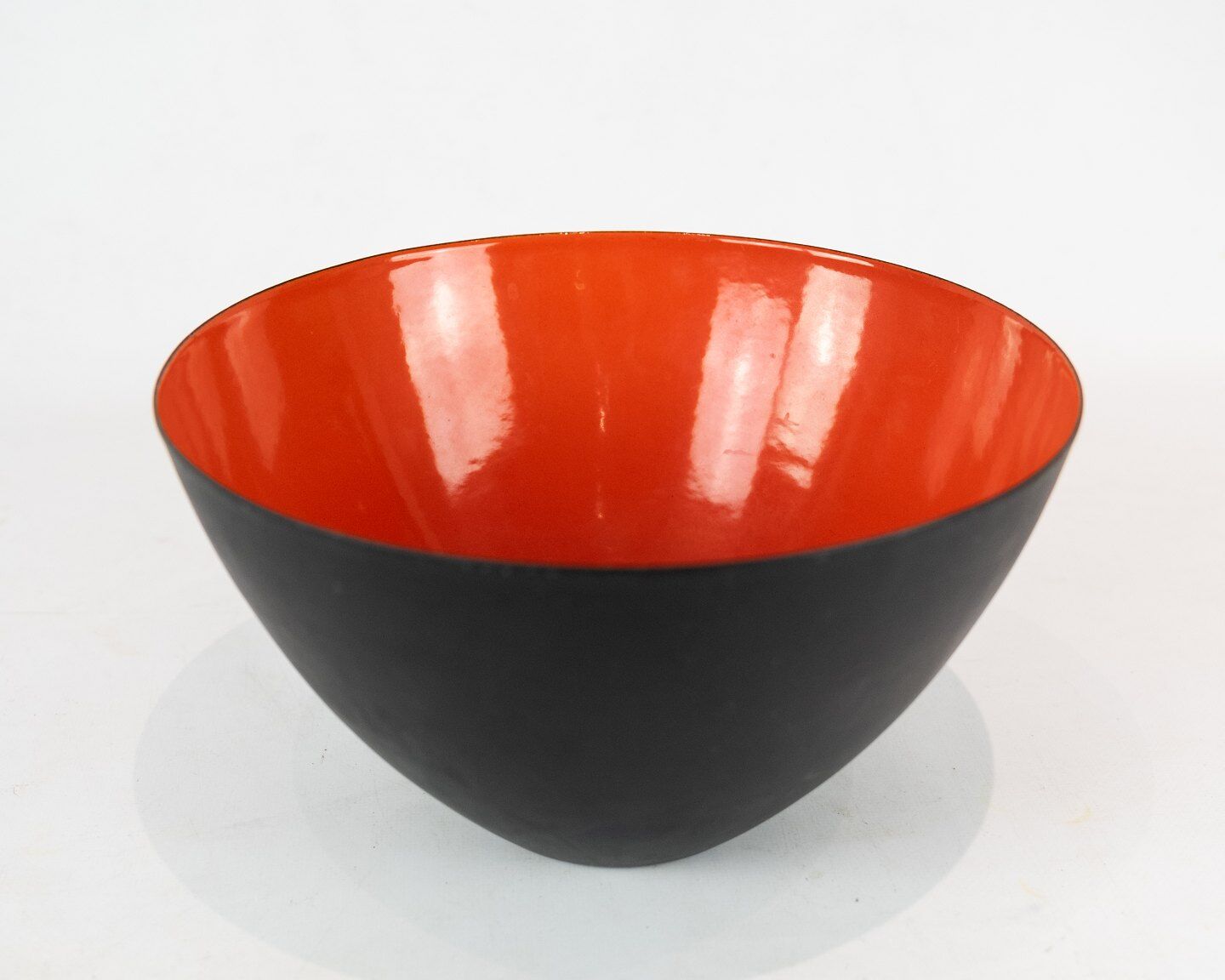 Bol Krenit d’Herbert Krenchel en métal noir et émail rouge des années 1960.