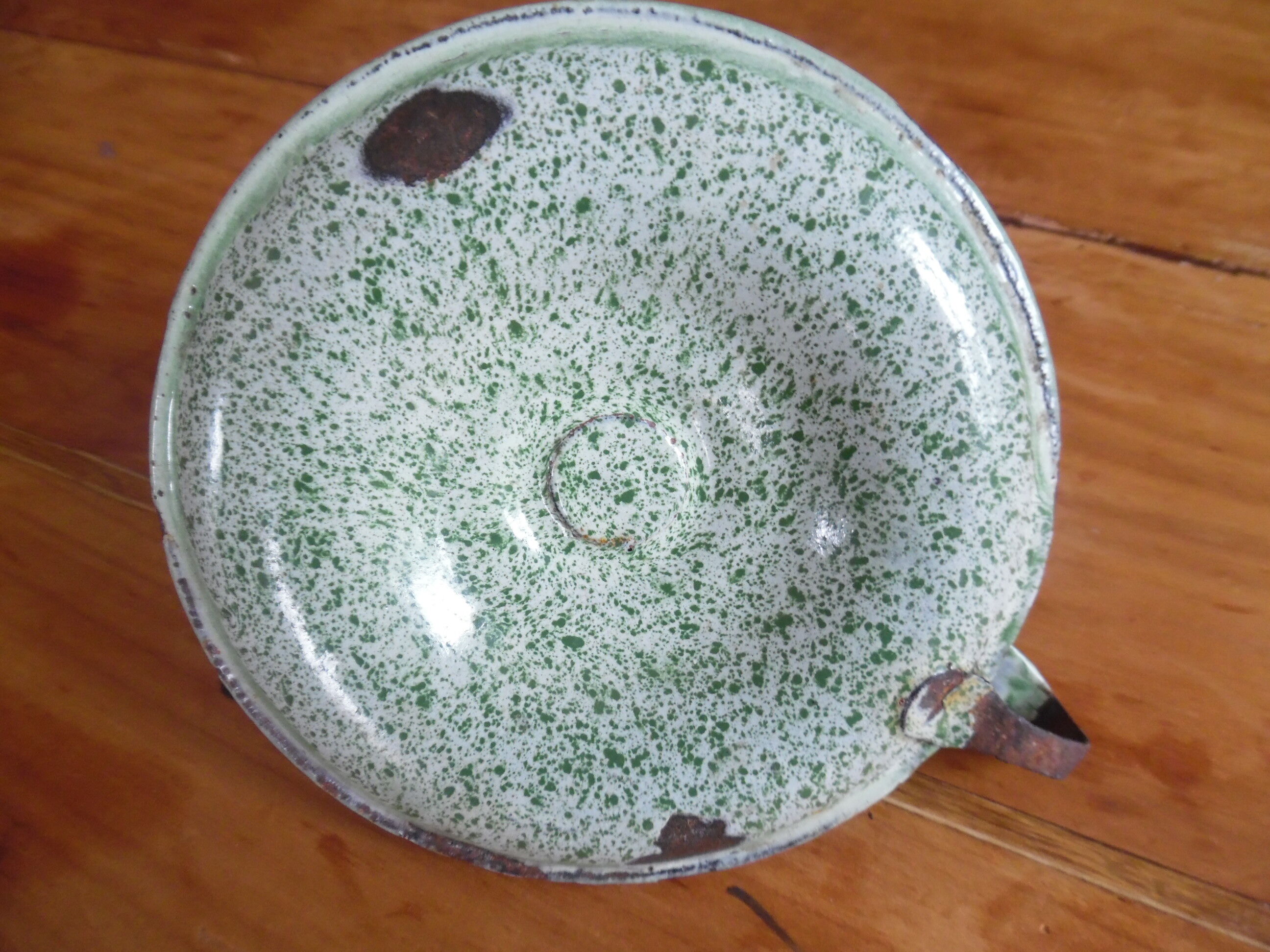 Bougeoir en tôle émaillé vert chiné
