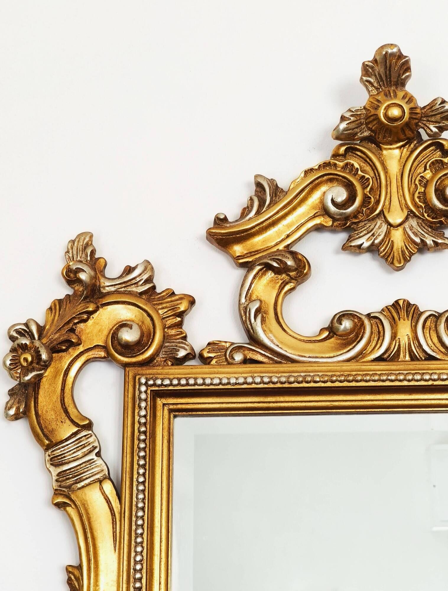 Large Italian mirror in carved wood, traditional gilding, 1980s.