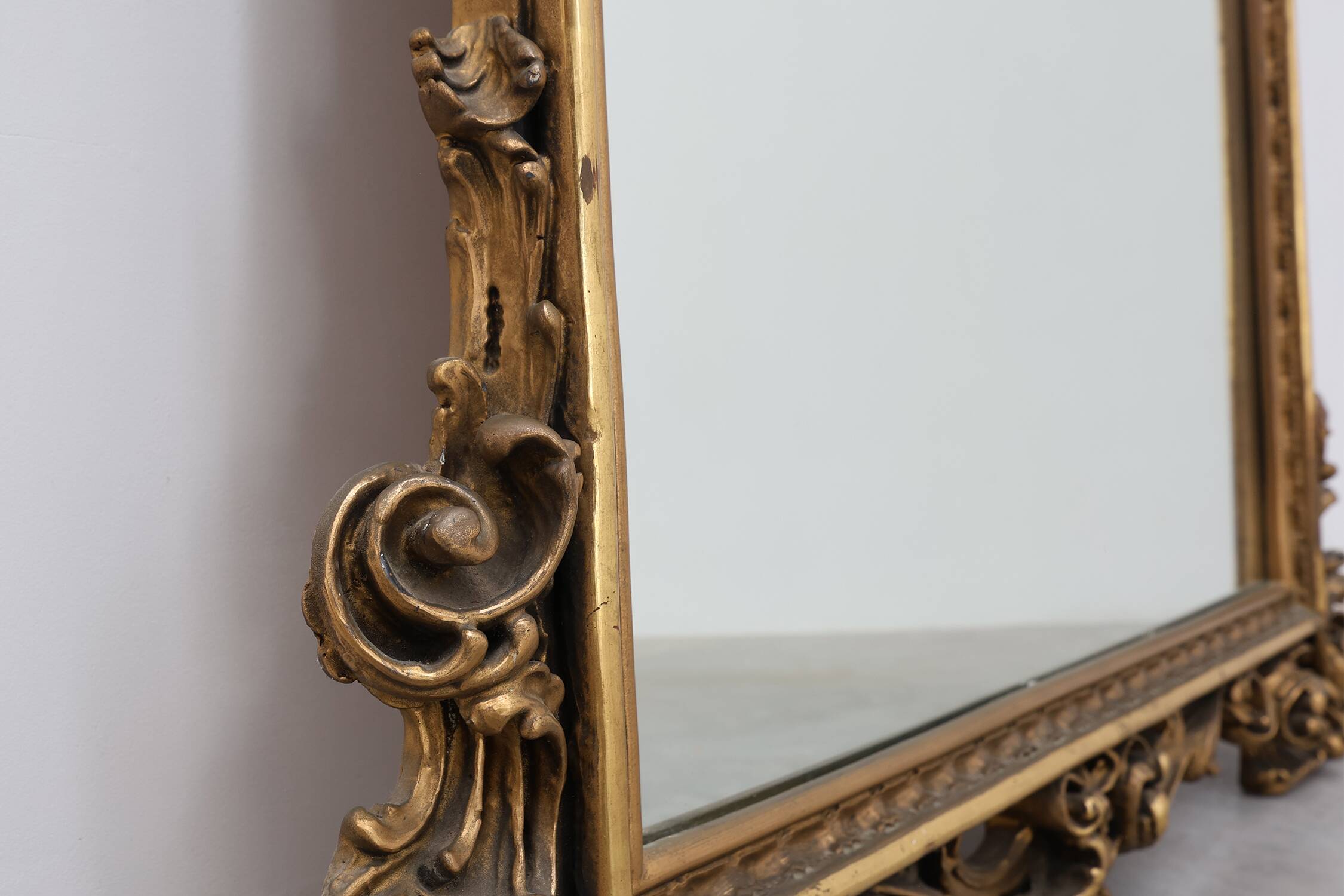 Grand miroir en bois doré de style rococo, Belgique, 20e siècle