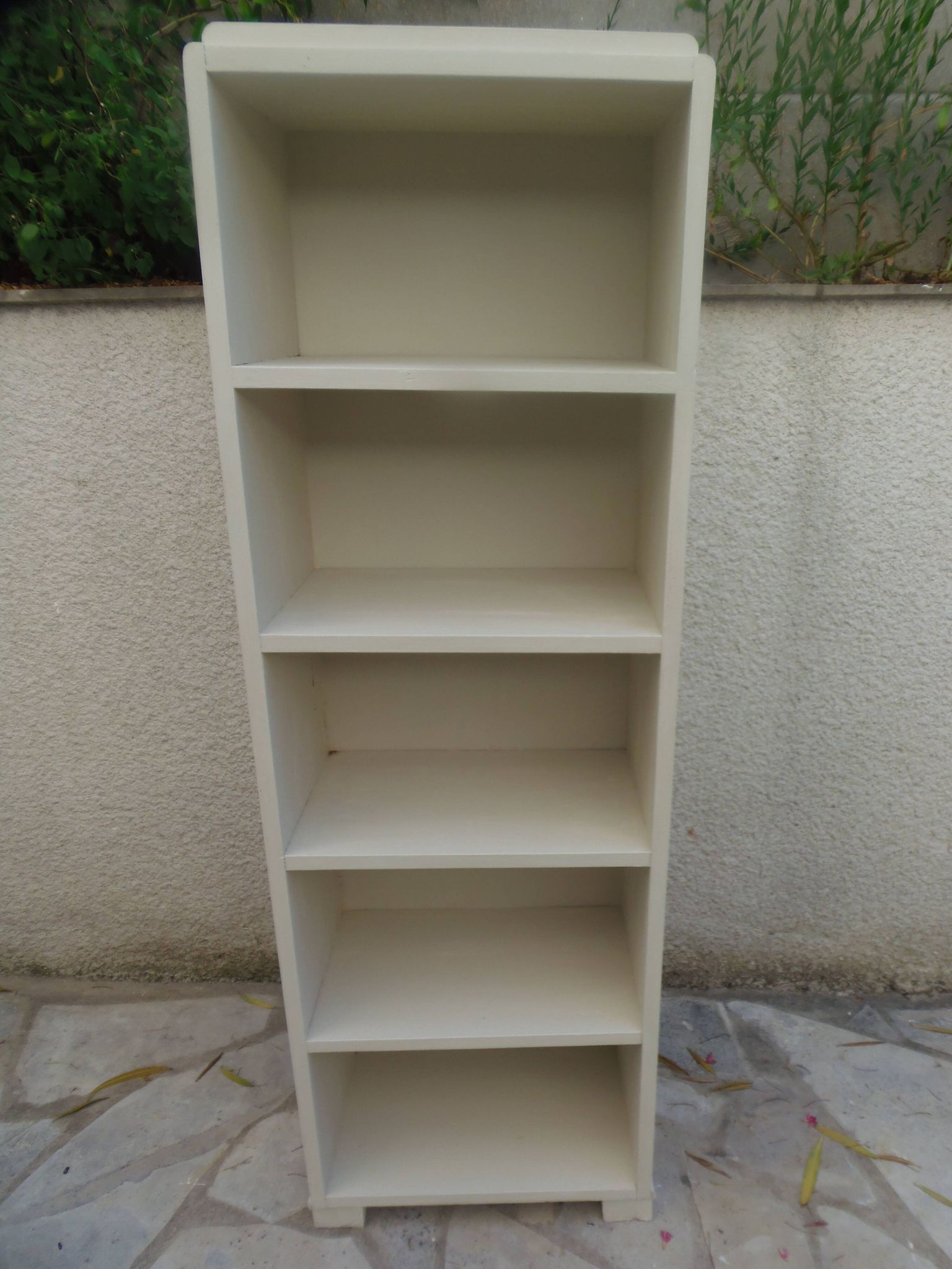 Bibliothèque vintage années 50 rénovée en beige.