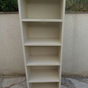Bibliothèque vintage années 50 rénovée en beige.