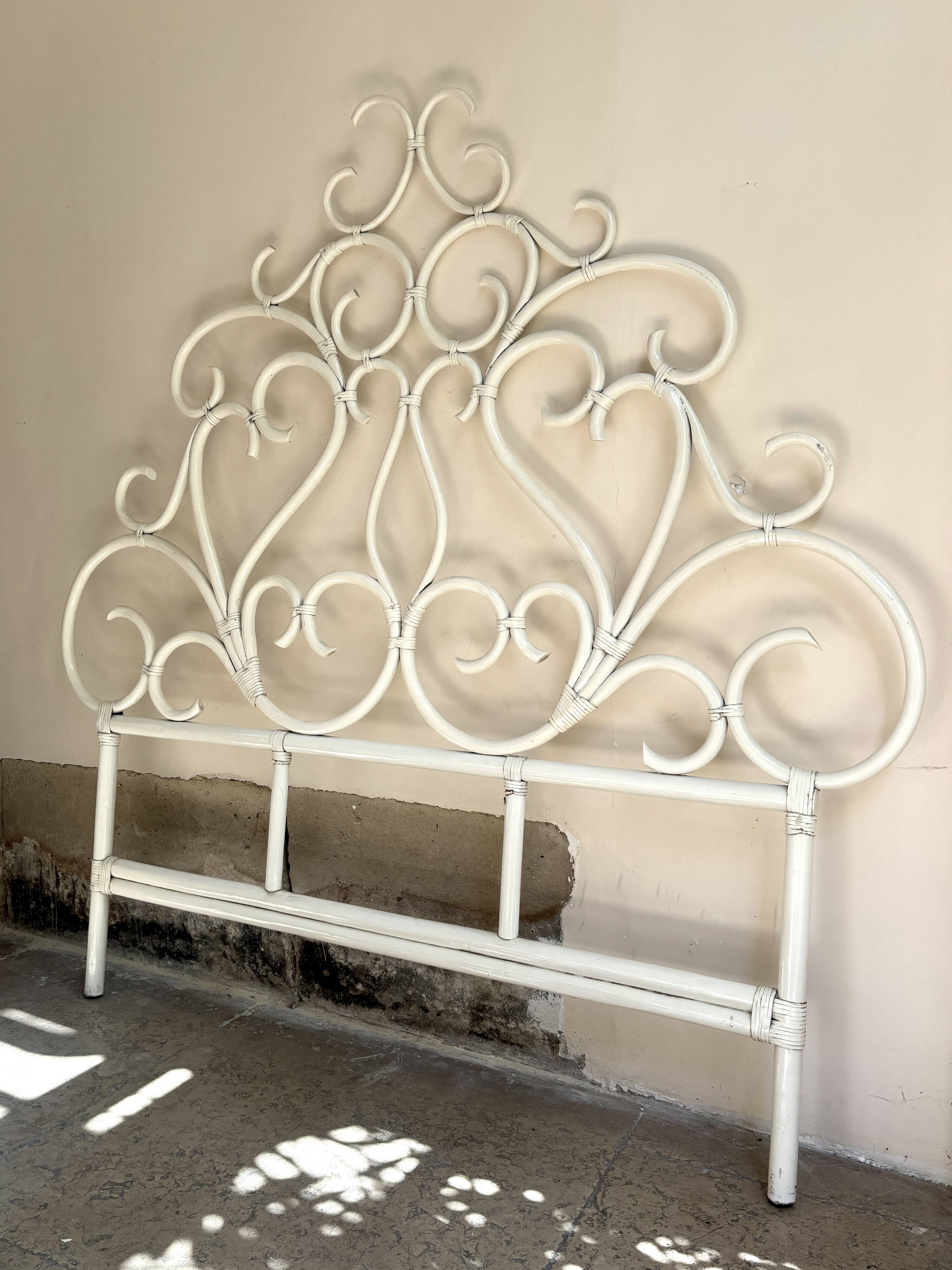 Tête de lit en bois cintré blanc