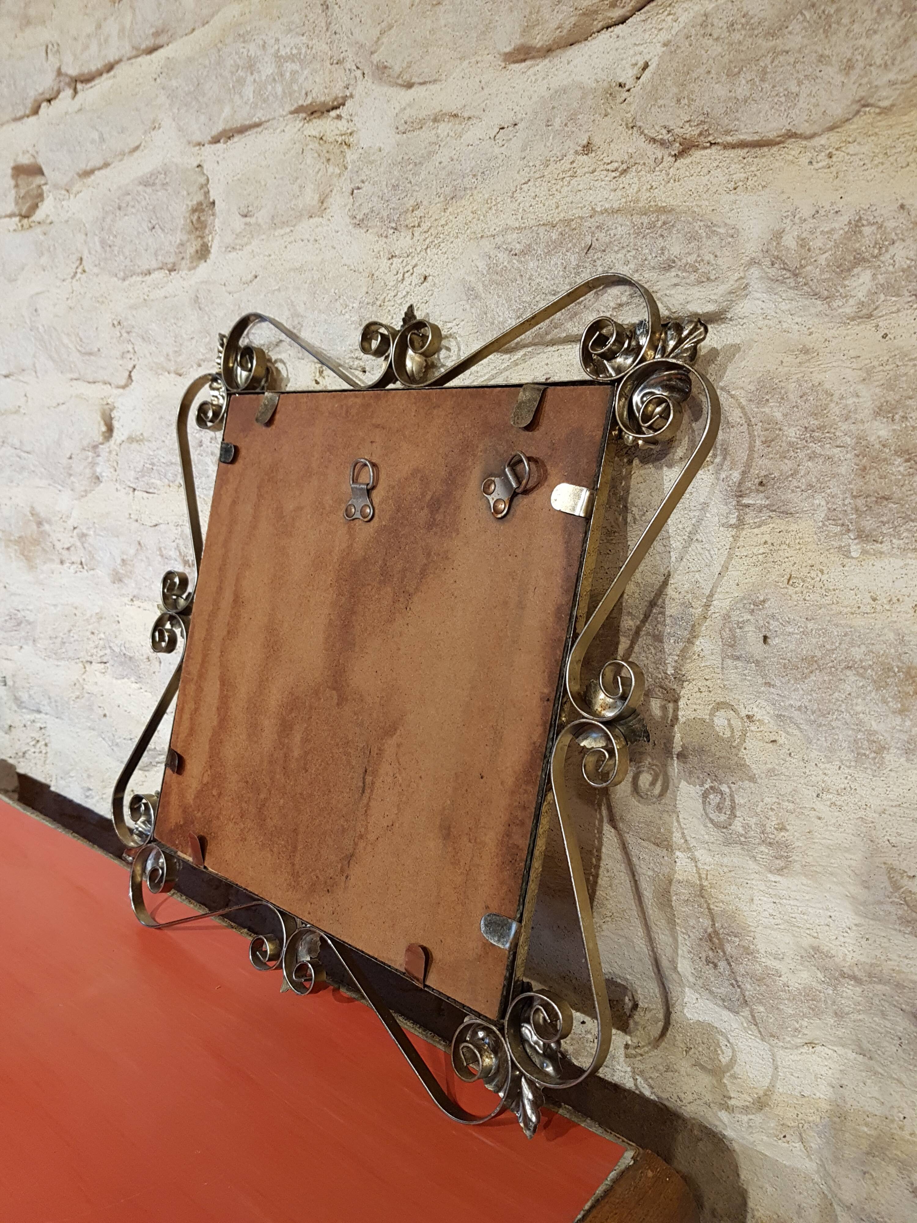 Miroir en métal doré motifs feuilles 40x40cm