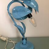 Ancienne lampe en forme plante en métal émaillé bleu