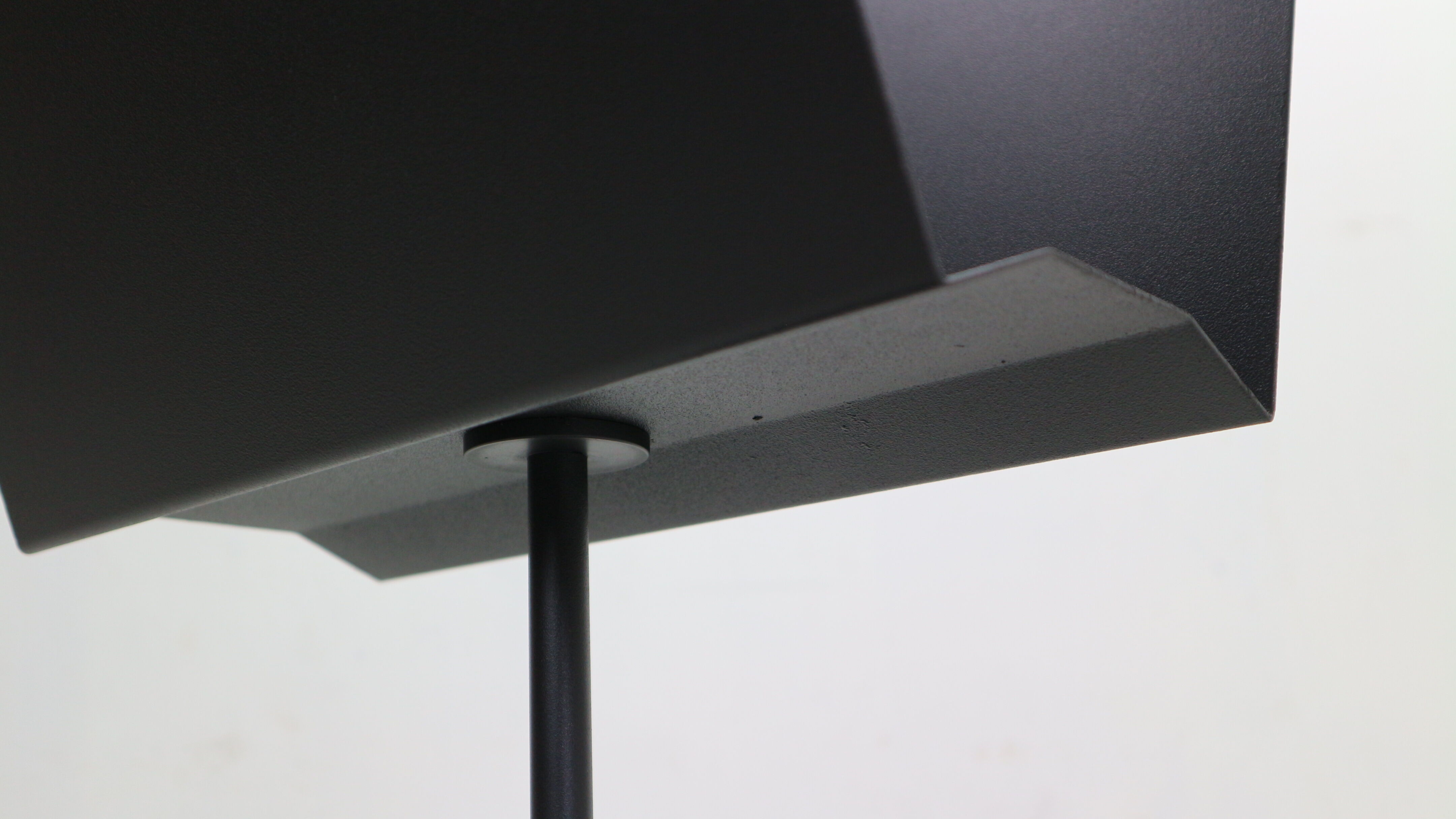 Porada Arredi Black Metal Minimalistic Magazinine Rack, 1980's, Italy