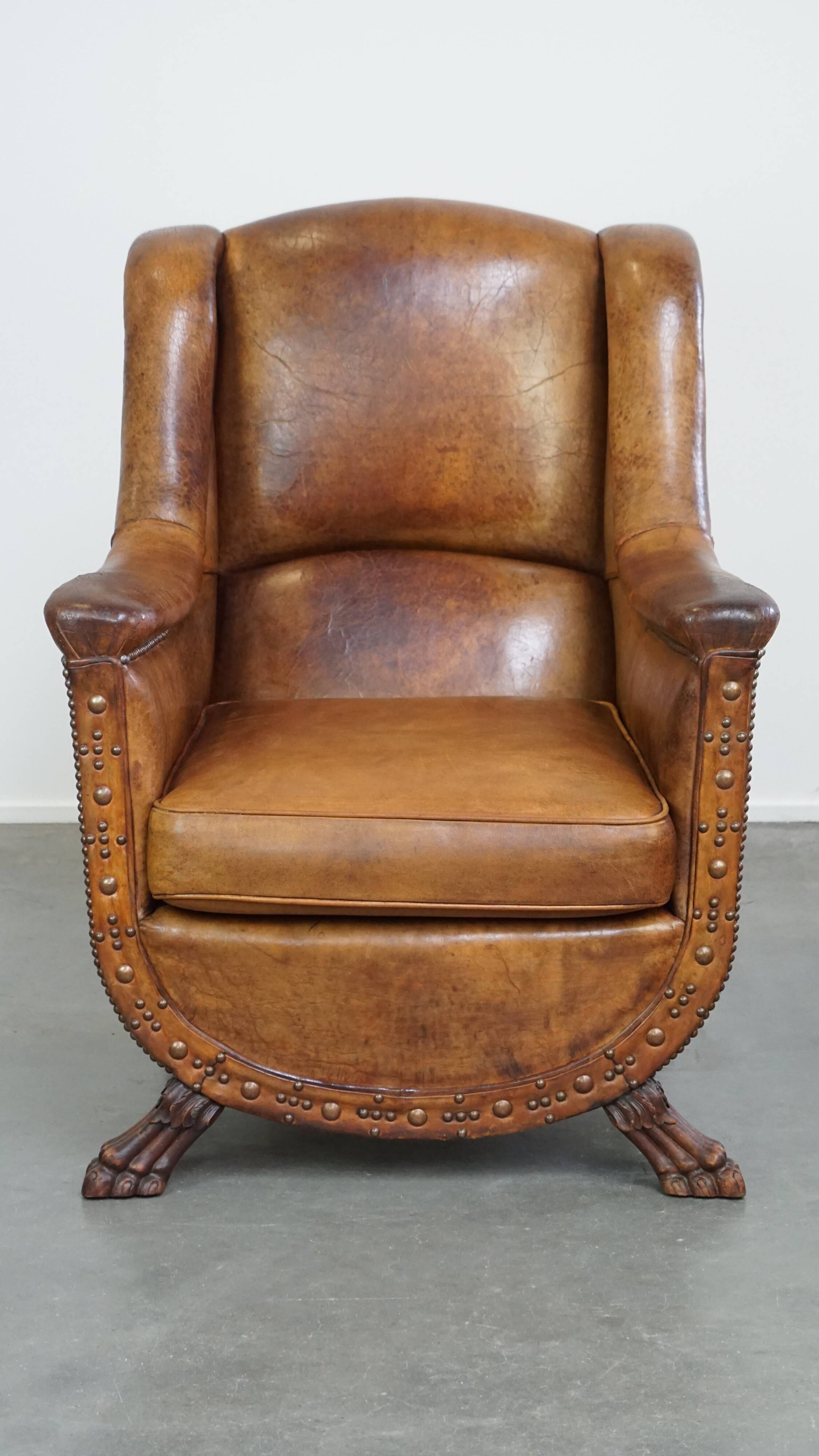 Fauteuil en cuir de mouton antique caractéristique avec de beaux détails et un design unique