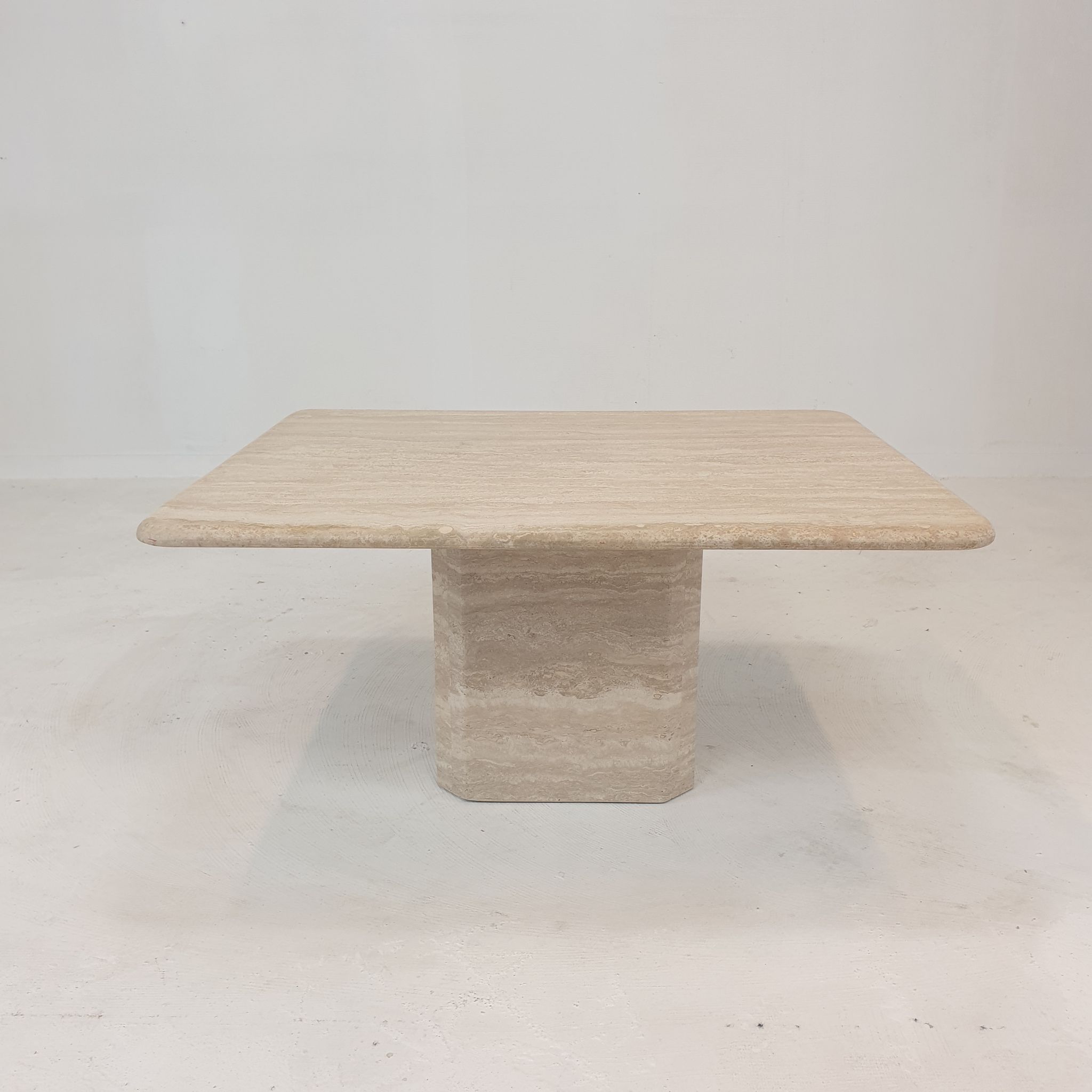 Table basse italienne en travertin, années 1980