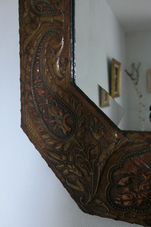Miroir artisanal biseauté en cuivre repoussé ancien - 54x45cm