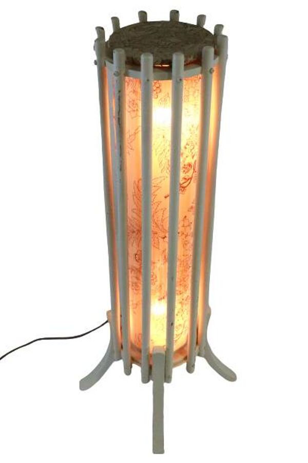 Lampadaire en bois laqué et tissu fleuri
